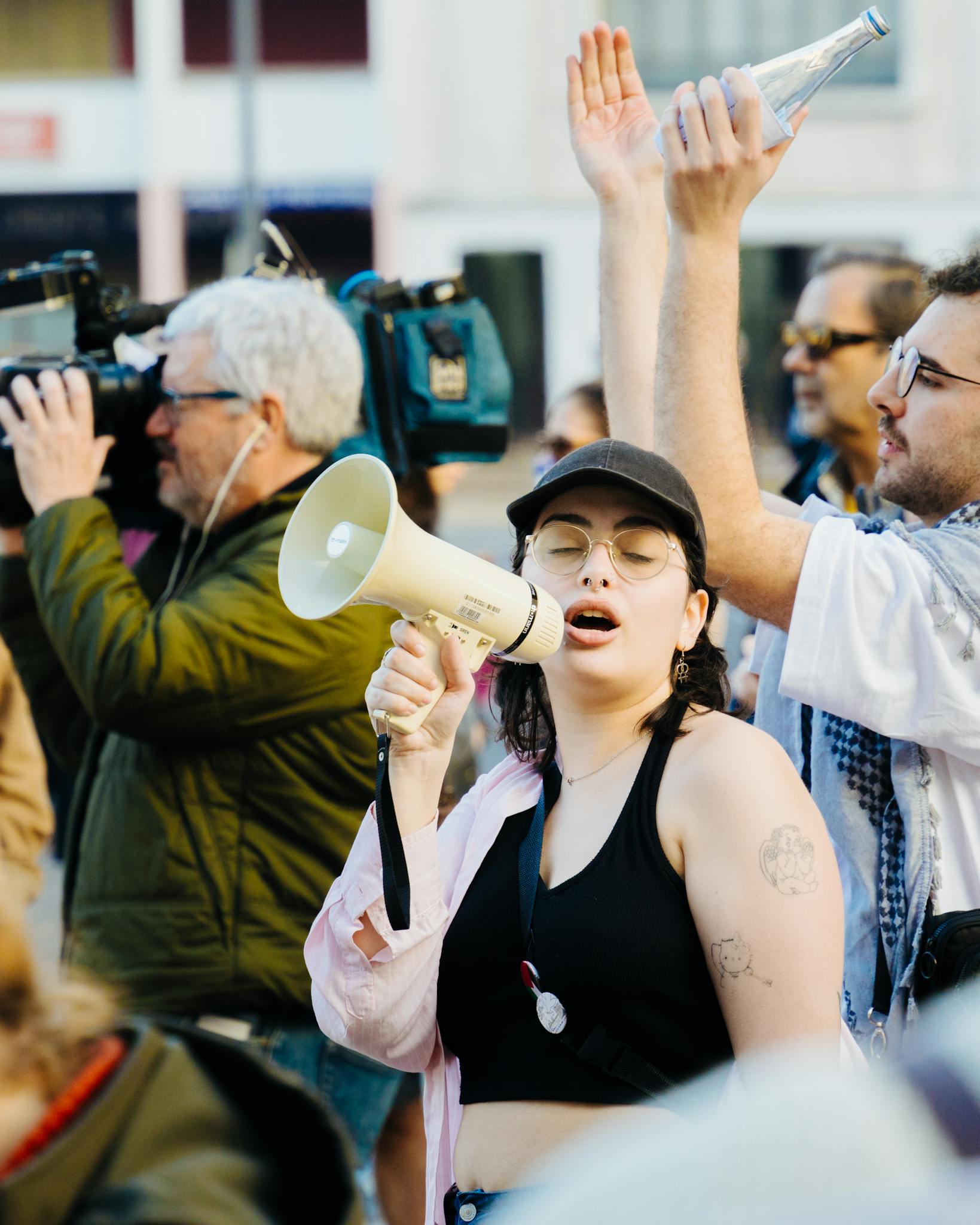 Femme témoignant sur un blog féministe engagé contre les violences faites aux femmes
