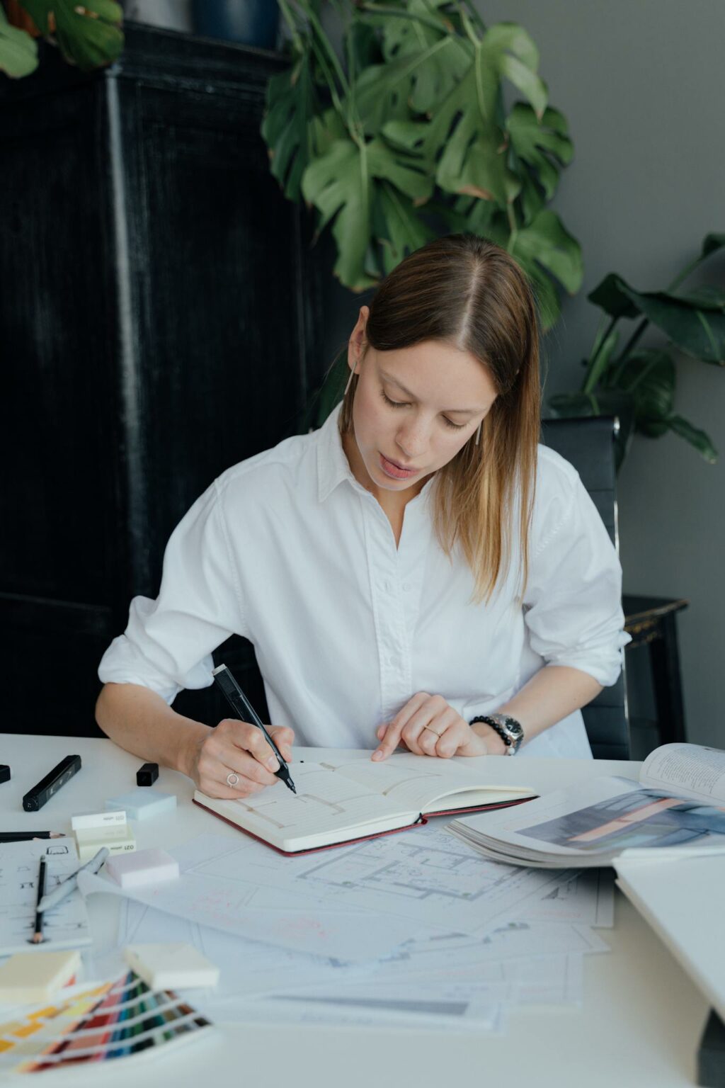 Femme écrivant un message en toute confiance, symbolisant la communication bienveillante sur une plateforme engagée.