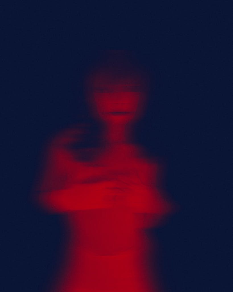 Image symbolique représentant une personne en détresse émotionnelle, illustrant les effets des violences invisibles.